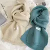 Otoño e Invierno 2024 Nuevo Joker de Gama Alta Pareja Cálido Estudiante Joker Suave Cera Chal Cuello Cálido Blanco Mujer