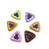 Simulación de comer y jugar: tarta de huevo de arándano triangular, accesorios de resina, crema, pegamento, funda para teléfono móvil, horquilla, cuerda, decoración de flores para zapatos.
