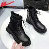 Zapatos de tirar hacia atrás, botines estilo Martin para mujer, botines cortos estilo británico para otoño e invierno, nuevos zapatos versátiles para mujer, botines negros de suela gruesa para mujer