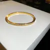 Pulsera Popular Europea y Americana de Zirconia con Forma de Corazón y Cierre Abierto, Joyería de Lujo Ligero de Alta Gama con Diseño de Nicho para Mujeres