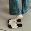 Sandalias Planas de Tira Ancha Plisada para Mujer 2026 Adorno de Flor Decorativa Parte Superior Flexible Cómodas para Caminatas Largas Versátiles para Casa y Salir Mediano