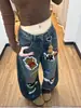 Chao Li tiene stock Pantalones de pierna ancha de mezclilla lavada con bordado de dibujos animados para mujer, diseño de colgante de verano, pantalones holgados de pierna ancha