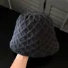 Chapéu bucket de tricô com padrão de losangos estilo japonês para mulheres, adequado para outono e inverno, mantém você aquecida, faz seu rosto parecer menor e é perfeito para quem tem cabeça maior.