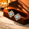 Nuevos Pendientes de Trébol de Cuatro Hojas Estilo Francés con Piedras Incrustadas para Mujer, Lujo Ligero, Sensación de Alta Gama, Elegante Joyería para Orejas Exquisita con Flor de Rosa Corte Princesa