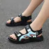Sandálias Infantis 2026 Verão Novo Estilo Crianças Médias e Grandes Abertas na Ponta Solado Macio Leve Velcro Amortecedor de Ar Casual Sapatos de Praia Modernos