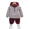 Conjunto com Capuz Listrado para Meninos Primavera e Outono 2026 Novo Conjunto Esportivo Duas Peças Estiloso para Crianças Pequenas Roupas de Comércio Exterior