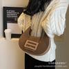 Diseño de nicho moderno de gamuza portátil pequeña para mujer 2023 nuevo estilo de moda popular bolsa moldeadora bolsa cruzada estilo occidental