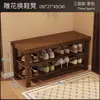 Sapateira com banco integrado, adequada para uso doméstico, hall de entrada ou corredor; um design simples e de vários níveis para apartamentos de aluguel, proporcionando um lugar conveniente para sentar e guardar sapatos