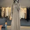 Novo Vestido Feminino de Comprimento Médio Estilo Chinês 2026 Outono e Inverno Novo Versátil Amigo da Pele Cor Sólida Malha de Lã