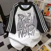 Camiseta de manga corta con estampado de letras y bloques de color, estilo casual relajado, holgada y versátil para ir al trabajo