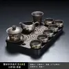 Juego de té de arcilla púrpura con diseño de bambú dorado, que incluye una tetera y tazas de servicio para uso doméstico, con un asa para prevenir quemaduras y asegurar la distribución uniforme del té