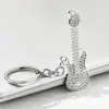 Llavero de guitarra de hip-hop europeo y americano transfronterizo, personalidad callejera, para hombres y mujeres, hermoso llavero, accesorios colgantes