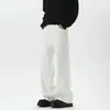 Colección de primavera para hombre: jeans cómodos, de corte relajado, pierna ancha, ligeramente acampanados, de pierna recta, en un lavado marrón Maillard