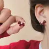 Nuevos Pendientes de Tachuela de Pony Rojo Perla para Mujer, Estilo Caliente Otoño/Invierno 2026, Diseño Único de Nicho con un Toque de Lujo, Pendientes de Lujo Ligero