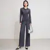 Conjunto de dos piezas plisado de color liso de alta gama para otoño: Camisa de cuello ajustada y pantalones de pierna ancha fluidos de cintura alta para un look estilizado en el lugar de trabajo.