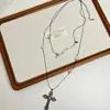 Colar com Pingente de Urso Cruzado Cor Preto Armadura Escura Personalidade Feminina Fofo Doce Cool Corrente para Clavícula Colar Empilhado de Camada Dupla Tendência