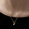 Collar de Perlas de Agua Dulce con Hebilla Retro Ot de Venta Caliente Europea y Americana para Mujer, Joyería de Acero de Titanio de Lujo Ligero de Nicho para Verano al por Mayor