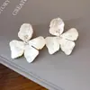 Pendientes de Resina con Flor Tachonada de Diamantes Color Plata, Pendientes Versátiles Retro Suaves y Dulces Estilo Bosque, Pendientes de Nicho de Gama Alta para Mujer