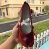 Sapatos femininos estilo francês com tiras cruzadas e biqueira dividida em pele de porco, novos sapatos baixos de balé em couro macio para a primavera de 2025, sapatos Mary Jane simples para mulheres