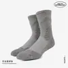 Los calcetines de baloncesto profesionales Douliu 3.0, con propiedades antibacterianas y resistentes al olor, están diseñados para correr, ofreciendo durabilidad, absorción de impactos y una suela engrosada tipo toalla para mayor comodidad durante las actividades deportivas.