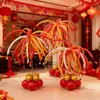 Decoración de Escena de Aula para Fiesta de Año Nuevo 2026 con Fuegos Artificiales Rojos y Dorados, Globos Largos, Ambiente de Reunión Anual de Empresa