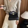 Bolso pequeño de cadena con patrón de rombos estilo Chanel para mujer, nuevo bolso de mano cuadrado pequeño versátil retro de gamuza 2026, se puede llevar en la mano o cruzar.