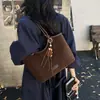 Bolso de Hombro Nuevo y Elegante Otoño 2026 Bolso de Mano de Nicho Cubo de Moda Simple Bolso Cruzado para Mujer