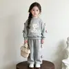 Conjunto dulce para niña de principios de otoño, sudadera de moda estilo coreano para primavera y otoño con lazo y pantalones de pierna ancha, conjunto de dos piezas moderno para niños