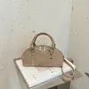 Bolso pequeño retro de otoño e invierno para mujer, nuevo bolso cruzado versátil de moda 2026, bolso de mano con forma de concha exquisito y moderno