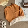 DZ26076 Conjunto Infantil 2026 Nueva Llegada Otoño Cárdigan con Dobladillo de Gasa Redondo Pantalones Sueltos de Lunares