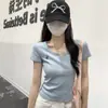 Camiseta Feminina Casual Slim-Fit com Gola Meio Aberta, Bordado Versátil, Manga Curta, Nova Coleção Verão 2026 Ins