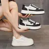 Tênis de Cano Baixo Panda Preto e Branco Feminino 2026 Novo Outono Casual Versátil Couro Macio Sapatos Brancos Estudante Sola Grossa Tênis de Board Esportivo