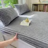 Falda de Cama de Felpa de Leche Pieza Única Más Terciopelo Grueso Peso Alto Color Sólido Estilo Ins Falda de Cama Rayada Juego de Tres Piezas Ropa de Cama