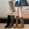 Botas Western Planas com Tiras Cruzadas Aumentadoras de Altura da Moda com Bico Redondo 2026 Botas de Equitação de Cano Médio Botas Longas Botas de Salto Empilhado Femininas