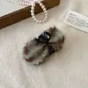 Presilha de Cabelo Fofa com Pom-Pom para Outono e Inverno para Mulheres, Mini Grampo de Cabelo de Alta Qualidade para a Parte de Trás da Cabeça, Presilha de Tubarão para Meio Preso, Presilha Lateral para Cabelo Solto