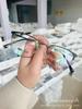 El nuevo marco de aleación para cejas de moda comercial se puede equipar con monturas de gafas para miopía, monturas simples y completas para hombres, lote mixto