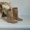 Botas apiladas de gamuza estilo retro para mujer, nuevo modelo otoño e invierno 2026, versátiles con decoración de hebilla, botas de montar que aumentan la altura, botines