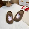 Sandalias de felpa tipo slip-on, de dibujos animados, a la moda y lindas para niñas, perfectas para usar al aire libre, nueva colección primavera/otoño 2026, también disponibles para niños, diseño de unicornio
