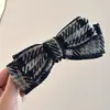 Pinza para el Cabello Cuadros Azules de Alta Calidad con Moño, Elástico Elegante para el Cabello, Pinza para el Cabello con Etiqueta Dorada en Forma de Corazón