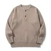 Rumeng marca de moda retro estilo japonés, suéter para hombre con cuello Henley de punto acanalado vertical, peso pesado y corte holgado, perfecto para usar en capas en otoño