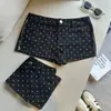 Toma real: Shorts de lunares contrastantes en blanco y negro estilo americano con doble pretina al lado, falda-short de dos piezas simuladas, falda-short corta para mujer