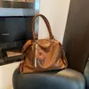 Bolsa tote minimalista e moderna com rebites para mulheres, outono vintage versátil para o dia a dia, nicho de personalidade, bolsa de ombro/axila