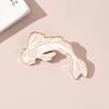 Europa y Estados Unidos en el broche de espina de pescado rosa blanco lindo más vendido insignia de pez koi tai chi blanco y negro insignias de accesorios transfronterizos