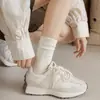 Meias femininas de cano médio, meias de algodão de cor sólida, absorventes de suor, estilo japonês, alta elasticidade, meias longas empilhadas femininas casuais da moda