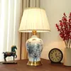 Nova Luminária de Mesa Cerâmica Estilo Chinês Porcelana Azul e Branca Decorativa para Quarto Sala de Estar Luminária Decorativa Tecido Retro para Mesa Lateral de Sofá