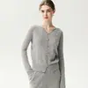 Elegante suéter de punto de cachemira con cuello en V para mujer, con un diseño de bordado floral tridimensional, perfecto para otoño e invierno, y se puede usar como un elegante cárdigan falso o prenda exterior.