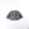 Traje acolchado con acolchado para niños, suéter engrosado para otoño e invierno, nuevo estilo, conjunto cálido y moderno de tres piezas para bebés y niños pequeños