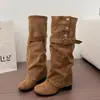 Hebilla de cinturón elegante, botas de otoño e invierno, tacón grueso, nuevo estilo europeo y americano, botas de moda para aumentar la altura 2026, botas para mujer con remaches para un look moderno