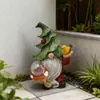 Lámpara de jardín con energía solar, modelo nuevo, que emite luz, enano sosteniendo lámpara de cristal, adorno de resina, escultura de decoración de jardín