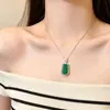 Nuevo collar colgante geométrico de calcidonita sintética verde estilo chino, sensación de lujo ligero y alta gama, accesorio de collar minimalista para la clavícula